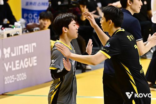 세터 황택의와 대화하는 KB손해보험의 이학진(왼쪽)[한국배구연맹 제공. 재판매 및 DB 금지]