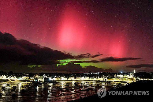 프랑스 서부에서 나타난 오로라[AFP 연합뉴스 재판매 및 DB 금지]