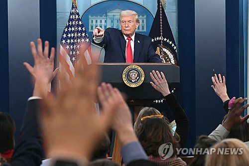 백악관 브리핑에서 질문받는 트럼프 대통령(AFP=연합뉴스) 트럼프 대통령이 20일(현지시간) 백악관 브리핑에 직접 참석해 기자들의 질문에 답하고 있다. 2026.1.20