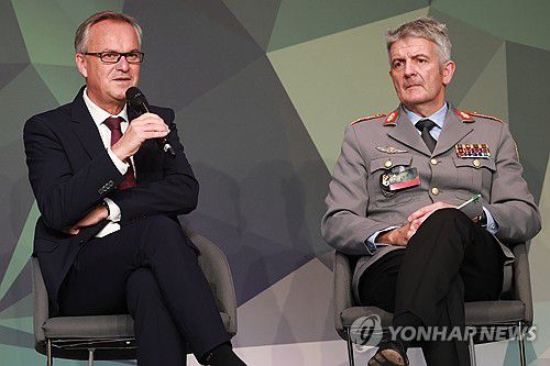 졸프랑크 독일 연방군 작전지휘사령관(오른쪽)[EPA=연합뉴스 자료사진]