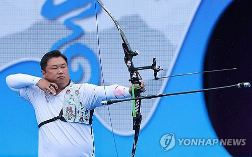 오진혁, 베테랑다운 경기(항저우=연합뉴스) 홍해인기자 = 6일 중국 항저우 푸양 인후 스포츠센터에서 열린 2022 항저우 아시안게임 양궁 리커브 남자 단체전 결승, 인도와의 경기에서 오진혁이 활을 쏘고 있다. 2023.10.6 hihong@yna.co.kr
