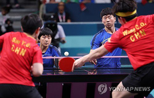 금메달을 놓고 벌이는 중국과 북한의 접전(파리=연합뉴스) 김도훈 기자 = 30일(현지시간) 프랑스 파리 사우스 파리 아레나4에서 열린 2024 파리올림픽 탁구 혼합복식 결승전에서 북한 리정식-김금용(푸른색)이 중국 왕추진-쑨잉사와 대결을 펼치고 있다. 2024.7.31 superdoo82@yna.co.kr