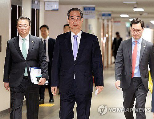 '직무 복귀' 한덕수 권한대행(서울=연합뉴스) 홍해인 기자 = 헌법재판소의 탄핵 기각으로 직무에 복귀한 한덕수 대통령 권한대행 국무총리가 24일 정부서울청사에서 대국민담화를 위해 이동하고 있다. 2025.3.24 [대통령실통신사진기자단] hihong@yna.co.kr