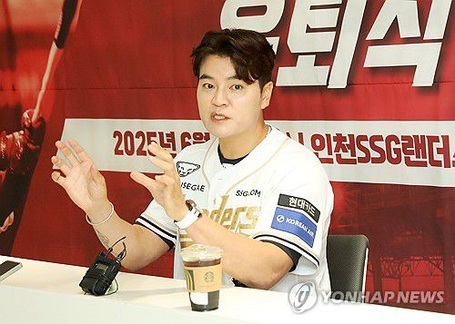 은퇴식 인터뷰하는 추신수 구단주 보좌역(서울=연합뉴스) 추신수 SSG 랜더스 구단주 보좌역 겸 육성총괄이 14일 인천 SSG랜더스필드에서 열린 자신의 은퇴식에서 취재진과 인터뷰하고 있다. 2025.6.14 [SSG 랜더스 제공. 재판매 및 DB 금지] photo@yna.co.kr