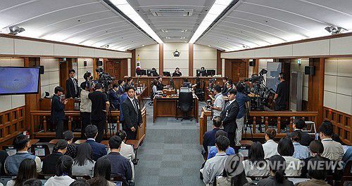 발언하는 이진관 부장판사(서울=연합뉴스) 한덕수 전 국무총리의 내란 우두머리 방조 혐의 첫 공판이 열린 30일 서울 서초구 서울중앙지법에서 이진관 부장판사가 발언하고 있다. 2025.9.30 [사진공동취재단] photo@yna.co.kr