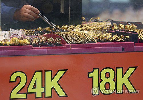 서울 시내 한 금은방에 진열된 금 제품[연합뉴스 자료사진]