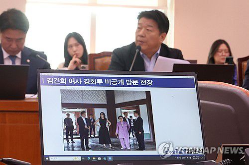 김건희 여사의 '경회루 비공개 방문' 의혹 지난해 국정감사에서 공개된 김건희 여사의 경복궁 경회루 비공개 방문 사진 [연합뉴스 자료사진]