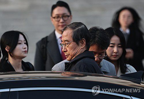 결심 공판 마치고 차량 탑승하는 한덕수(서울=연합뉴스) 임화영 기자 = 내란 우두머리 방조 혐의를 받는 한덕수 전 국무총리가 26일 서울 서초구 서울중앙지법에서 열린 1심 결심 공판을 마친 뒤 차량에 탑승하고 있다.     12·3 비상계엄 관련 내란 혐의를 수사하는 조은석 내란특별검사팀은 이날 한덕수 전 국무총리에게 징역 15년을 선고해달라고 재판부에 요청했다. 2025.11.26 [공동취재] hwayoung7@yna.co.kr