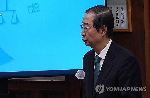 결심공판 최후진술하는 한덕수(서울=연합뉴스) 한덕수 전 국무총리가 26일 서울 서초구 서울중앙지법에서 열린 내란 우두머리 방조, 내란 중요임무 종사 및 위증 등 혐의 결심공판에서 최후진술을 하고 있다.     한 전 총리는 "비록 비상계엄을 막지 못했지만, 찬성하거나 도우려 한 일은 결단코 없다"며 "이것이 오늘 역사적인 법정에서 제가 드릴 가장 정직한 말"이라고 했다. 2025.11.26 [서울중앙지법 제공. 재판매 및 DB금지] photo@yna.co.kr