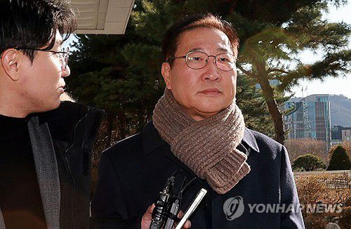 '묵묵부답'(서울=연합뉴스) 한종찬 기자 = 박성재 전 법무부 장관이 4일 서울 서초구 서울고검에 마련된 조은석 내란특별검사팀 사무실에 출석하고 있다. 2025.12.4 saba@yna.co.kr