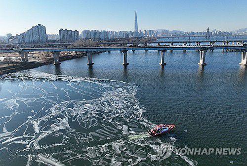 서울 한파 계속(서울=연합뉴스) 류영석 기자 = 한파가 이어지는 21일 서울 한강 광나루 관공선 선착장 인근에서 119 광나루수난구조대가 순찰 근무를 하며 출동로 확보 작업을 하고 있다. 2026.1.21 ondol@yna.co.kr