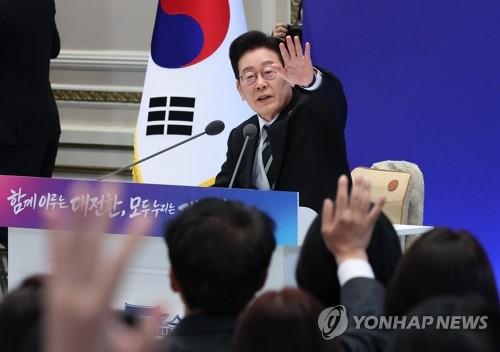 질문받는 이재명 대통령(서울=연합뉴스) 김도훈 기자 = 이재명 대통령이 21일 청와대 영빈관에서 열린 신년기자회견에서 취재진 질문을 받고 있다. 2026.1.21 superdoo82@yna.co.kr