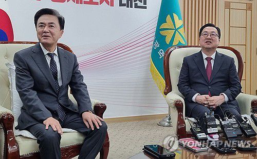 긴급회동 하는 대전시장과 충남지사(대전=연합뉴스) 박주영 기자 = 이장우 대전시장(오른쪽)과 김태흠 충남지사가 21일 대전시청에서 만나 정부의 대전·충남 행정통합 지원책에 대한 입장을 밝히고 있다. 행정통합과 관련한 회동인 지난 12월 24일에 이어 이번이 두 번째다. 2026.1.21 jyoung@yna.co.kr