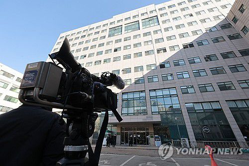 군경 '북한 무인기 침투' 피의자 압수수색(서울=연합뉴스) 류영석 기자 = 북한의 한국 무인기 침투 주장에 대한 진상을 규명하는 '군경합동조사 TF'가 21일 민간인 피의자 3명의 주거지 및 사무실 등에 대한 압수수색에 나선 가운데 이날 피의자와 관련된 서울의 한 대학교 과 건물 앞에 취재진이 대기하고 있다. 2026.1.21 ondol@yna.co.kr