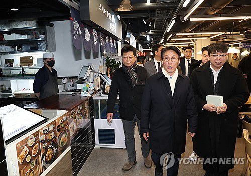 경동시장 찾은 김민석 총리(서울=연합뉴스) 신준희 기자 = 김민석 국무총리가 21일 서울 동대문구 경동시장 청년몰에서 열리는 상인들과의 간담회에 앞서 상점을 둘러보고 있다. 2026.1.21 hama@yna.co.kr