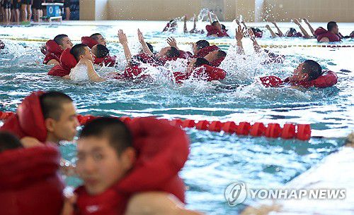 해군병 721기 전투 수영(창원=연합뉴스) 김동민 기자 = 해군병 721기가 21일 경남 창원시 진해구 해군교육사령부 제2 해상생존훈련장에서 전투 수영을 하고 있다. 2026.1.21