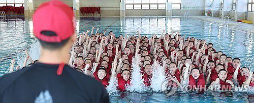 "훈련! 자신 있습니다!"(창원=연합뉴스) 김동민 기자 = 해군병 721기가 21일 경남 창원시 진해구 해군교육사령부 제2 해상생존훈련장에서 전투 수영에 앞서 파이팅 구호를 외치고 있다. 2026.1.21