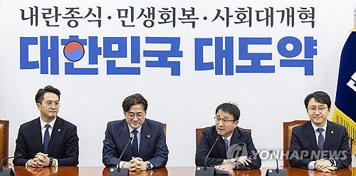 신임 홍익표 정무수석에게 인사말 하는 한병도 원내대표(서울=연합뉴스) 황광모 기자 = 더불어민주당 한병도 원내대표(오른쪽 두 번째)가 21일 취임 인사를 위해 국회를 방문한 홍익표 청와대 정무수석과 만나 인사말을 하고 있다. 2026.1.21 hkmpooh@yna.co.kr