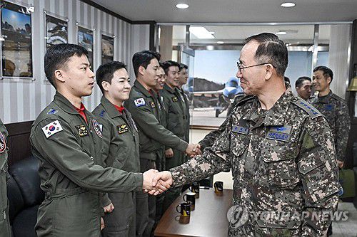 블랙이글스 팀원 격려하는 손석락 공군참모총장(서울=연합뉴스) 공군은 손석락 공군참모총장이 21일 임무완수에 헌신하고 있는 장병들과 사우디 국제방위산업 전시회 2026에 참가하는 블랙이글스 팀원들을 격려했다고 밝혔다. 손 총장이 블랙이글스 팀원들을 격려하고 있다. 2026.1.21 [공군 제공. 재판매 및 DB 금지] photo@yna.co.kr