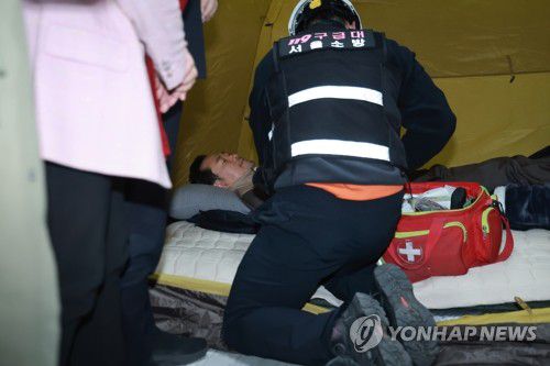 장동혁 대표 바이탈 체크하는 구급대원(서울=연합뉴스) 신현우 기자 = 21일 국회 로텐더홀 단식 농성장에서 구급대원이 통일교·공천헌금 '쌍특검' 수용을 요구하며 이레째 단식 중인 국민의힘 장동혁 대표의 바이탈을 체크하고 있다. 2026.1.21 nowwego@yna.co.kr