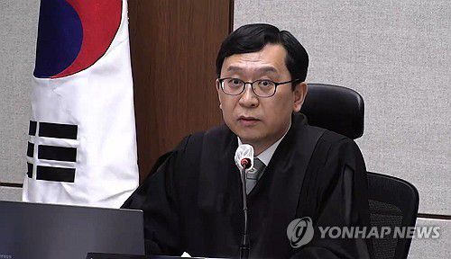 발언하는 이진관 부장판사(서울=연합뉴스) 21일 서울중앙지법에서 열린 한덕수 전 국무총리의 내란 중요임무 종사 혐의 1심 선고 공판에서 이진관 부장판사가 발언하고 있다. 2026.1.21 [서울중앙지법 제공. 재판매 및 DB 금지] photo@yna.co.kr