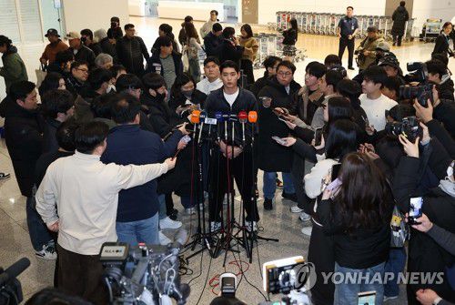 취재진에 둘러싸인 이정후(영종도=연합뉴스) 김성민 기자 = 미국 프로야구 메이저리그(MLB) 샌프란시스코 자이언츠 이정후가 21일 인천국제공항 제2터미널에서 출국 전 인터뷰를 하고 있다. 2026.1.21 ksm7976@yna.co.kr