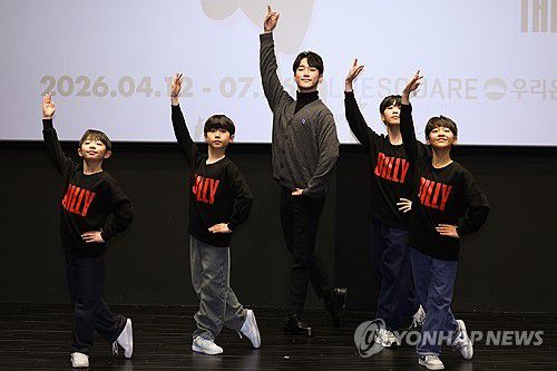 '빌리 엘리어트' 빌리 역 한자리에(서울=연합뉴스) 류효림 기자 = 뮤지컬 '빌리 엘리어트'에서 빌리 역을 맡은 조윤우(왼쪽부터), 김우진, 임선우, 김승주, 박지후가 21일 서울 중구 충무아트센터에서 열린 뮤지컬 '빌리 엘리어트' 기자간담회에서 포즈를 취하고 있다. 2026.1.21 ryousanta@yna.co.kr