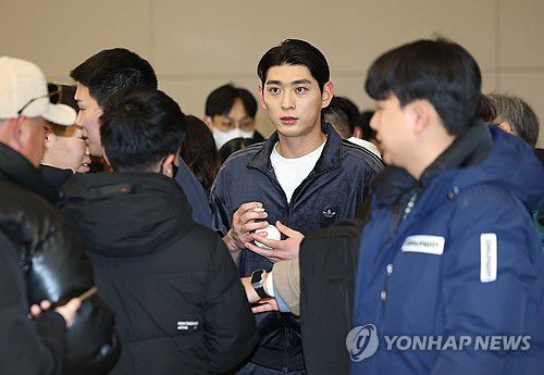 팬들에게 사인하는 이정후(영종도=연합뉴스) 김성민 기자 = 미국 프로야구 메이저리그(MLB) 샌프란시스코 자이언츠 이정후가 21일 인천국제공항 제2터미널에서 팬들에게 사인을 해주고 있다. 2026.1.21 ksm7976@yna.co.kr