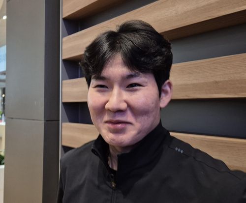 인터뷰하는 NC 다이노스 박민우(영종도=연합뉴스) 김경윤 기자 = NC 다이노스 박민우가 21일 스프링캠프 출국에 앞서 인천국제공항에서 취재진과 만나 인터뷰하고 있다. 2026.1.21. cycle@yna.co.kr