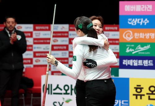 사카이 아야코를 포옹한 김가영[PBA 제공. 재판매 및 DB 금지]