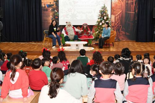 어린이도서관 찾은 산타클로스[화천군 제공.재판매 및 DB 금지]