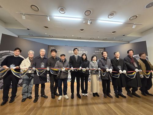 테이프 커팅하는 데브시스터즈와 전통예술 장인들    (서울=연합뉴스) 김주환 기자 = 국내 게임사 데브시스터즈 관계자들과 전통 공예 장인들이 22일 서울 인사동 아라아트센터에서 열린 '쿠키런: 킹덤' 아트 컬래버 특별전 '위대한 왕국의 유산' 기자 간담회 자리에서 한지로 된 기념 테이프를 자르고 있다. 2026.1.22 jujuk@yna.co.kr