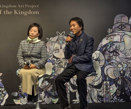 작업 과정 소개하는 나전칠기 명장 1호 손대현 장인    (서울=연합뉴스) 김주환 기자 = 손대현 나전칠기 명장이 22일 서울 인사동 아라아트센터에서 열린 '쿠키런: 킹덤' 아트 컬래버 특별전 '위대한 왕국의 유산' 기자 간담회 자리에서 작업 과정을 소개하고 있다. 왼쪽은 자수장 최정인 장인. 2026.1.22 jujuk@yna.co.kr