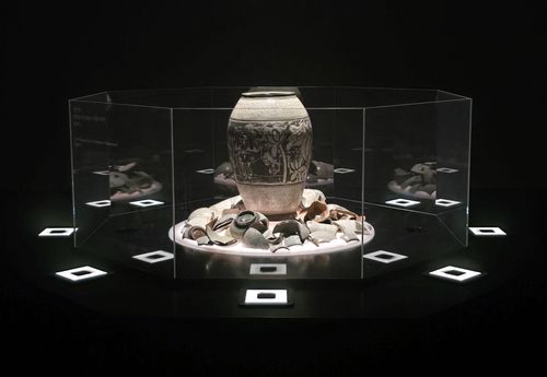 쿠키런과 분청사기의 만남    (서울=연합뉴스) 김주환 기자 = 22일 서울 인사동 아라아트센터에서 열린 '쿠키런: 킹덤' 아트 컬래버 특별전 '위대한 왕국의 유산' 전시 공간에 박상진 장인이 게임을 테마로 제작한 분청사기 작품이 전시돼있다. 2026.1.22 jujuk@yna.co.kr