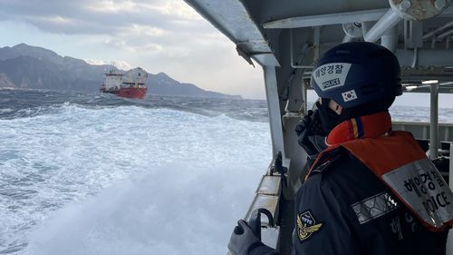 러 화물선 안전관리 중인 해경[동해지방해양경찰청 제공. 재판매 및 DB 금지]