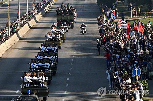 15일(현지시간) 쿠바 출신 베네수엘라 대통령 경호 요원 운구 행렬[아바나 로이터=연합뉴스. 재판매 및 DB 금지]
