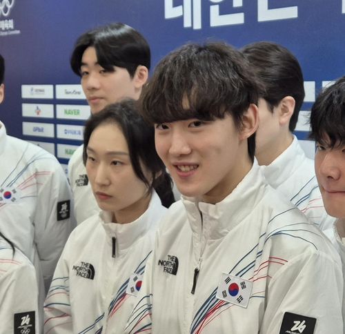 인터뷰하는 쇼트트랙 국가대표 최민정(왼쪽)과 임종언(서울=연합뉴스) 김경윤 기자 = 쇼트트랙 국가대표 최민정(왼쪽)과 임종언이 22일 서울 송파구 올림픽파크텔에서 열린 밀라노·코르티나담페초 동계 올림픽 선수단 결단식에서 취재진 질문에 답변하고 있다. 2026.1.22. cycle@yna.co.kr