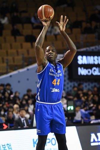 슛하는 앤드류 니콜슨[KBL 제공. 재판매 및 DB 금지]