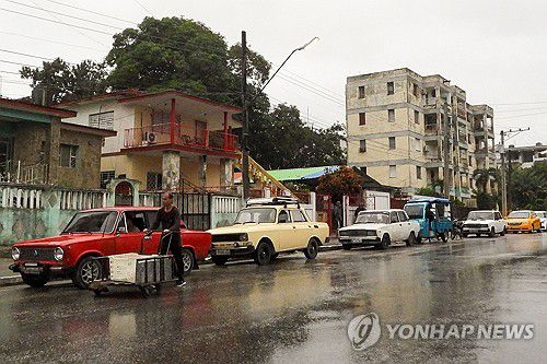20일(현지시간) 주유 기다리는 쿠바 차량 행렬[아바나 AFP=연합뉴스. 재판매 및 DB 금지]