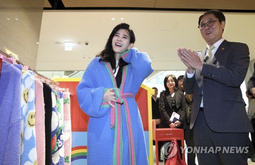 2026 코리아그랜드세일(서울=연합뉴스) = 문화체육관광부는 최휘영 장관이 이부진 한국방문의해위원회 위원장과 함께 22일 영등포구 더현대 서울을 찾아 방한 관광과 소비 촉진을 위한 '2026 코리아그랜드세일' 현장 진행 상황을 점검했다고 밝혔다. 2026.01.22[문화체육관광부 제공. 재판매 및 DB금지]