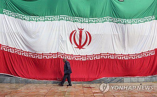 테헤란 거리에 걸린 대형 이란 국기(테헤란 EPA=연합뉴스) 21일(현지시간) 이란 수도 테헤란의 한 모스크 벽에 이란 국기가 걸려 있다. 2026.1.22 photo@yna.co.kr
