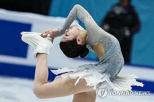 레이백 스핀을 펼치는 신지아[EPA=연합뉴스]