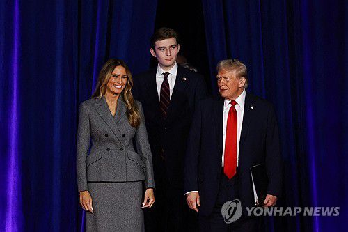 트럼프 부부와 막내아들 배런 [게티이미지/AFP=연합뉴스 자료사진]