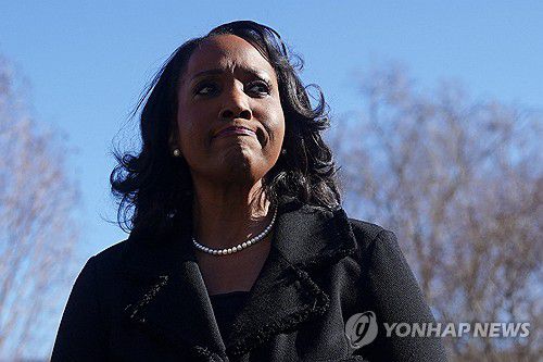 대법원 변론 마치고 나온 리사 쿡 연준 이사[로이터 연합뉴스]