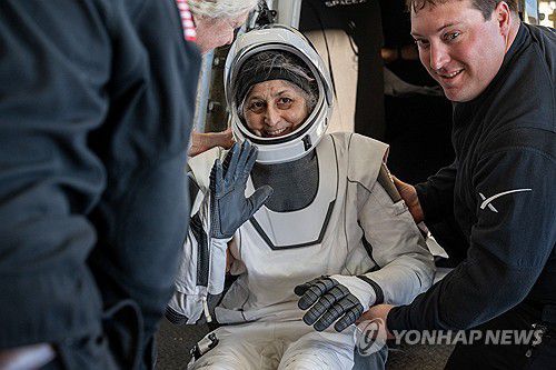 지난해 3월 18일 지구 귀환 당시 손 흔드는 수니 윌리엄스[UPI 연합뉴스 자료사진. 재판매 및 DB 금지]