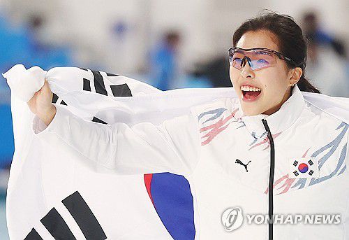 빙속 1,000m 동메달, 이나현의 미소(하얼빈=연합뉴스) 서대연 기자 = 이나현이 11일 중국 하얼빈 헤이룽장 빙상훈련센터 스피드스케이팅 오벌에서 열린 하얼빈 동계아시안게임(AG) 스피드스케이팅 여자 1000m에서 동메달을 획득한 뒤 태극기를 들고 링크를 돌며 미소 짓고 있다. 이나현은 이날 경기에서 1분 16초 39를 기록해 동메달을 추가했다. 2025.2.11 dwise@yna.co.kr