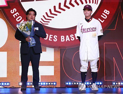 '박석민 아들' 북일고 박준현, 신인드래프트 전체 1순위 키움행(서울=연합뉴스) 서명곤 기자 = 17일 서울 송파구 롯데호텔 월드에서 열린 2026 KBO 신인 드래프트에서 키움 히어로즈에 1라운드 1순위 지명을 받은 천안북일고 오른손 투수 박준현의 아버지 박석민 전 두산 베어스 코치가 소감을 말하고 있다. 2025.9.17 seephoto@yna.co.kr