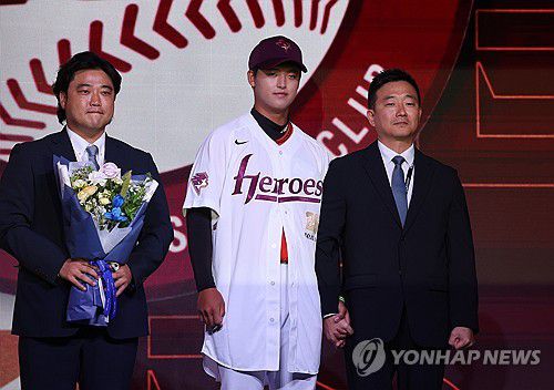 '박석민 아들' 북일고 박준현, 신인드래프트 전체 1순위 키움행(서울=연합뉴스) 서명곤 기자 = 17일 서울 송파구 롯데호텔 월드에서 열린 2026 KBO 신인 드래프트에서 키움 히어로즈에 1라운드 1순위 지명을 받은 천안북일고 오른손 투수 박준현이 기념 촬영을 하고 있다. 2025.9.17 seephoto@yna.co.kr