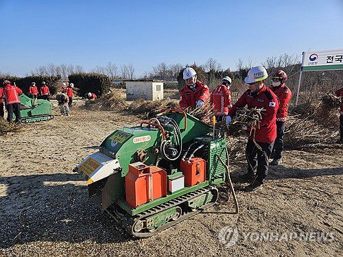 동부산림청, 새해 시무식에 영농부산물 파쇄 캠페인[연합뉴스 자료사진]