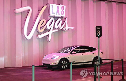 올해도 가동되는 베이거스 루프(라스베이거스=연합뉴스) 김성민 기자 = 세계 최대 가전·정보기술(IT) 전시회 CES 2026을 앞둔 5일(현지시간) 미국 네바다주 라스베이거스 컨벤션센터(LVCC) 인근 베이거스 루프에서 테슬라 차량이 이동하고 있다. 2026.1.6 ksm7976@yna.co.kr